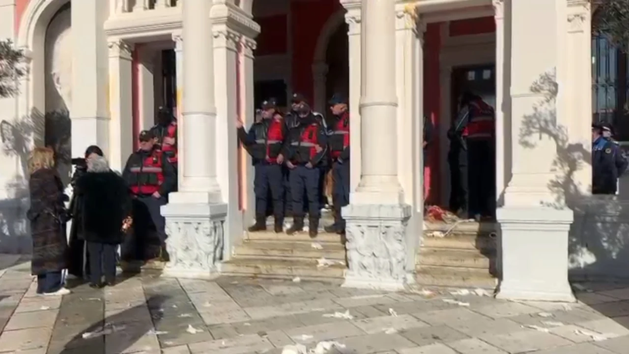FOTOLAJM   Protesta për ujin në Vlorë  qytetarët godasin me vezë godinën e Bashkisë dhe Policinë