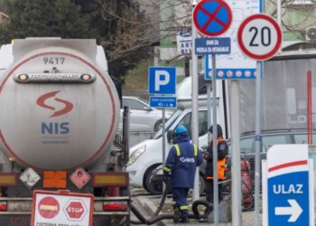 Vuçiç konfirmon bisedimet për t’ia shitur Industrinë Serbe të Naftës një kompanie hungareze