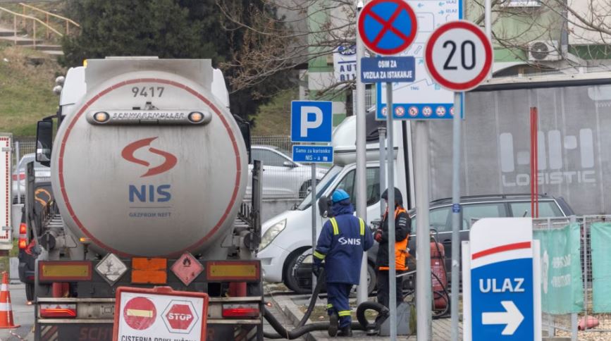 Vuçiç konfirmon bisedimet për t ia shitur Industrinë Serbe të Naftës një kompanie hungareze