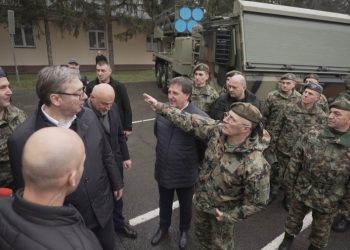 Vuçiç shkon në bazën ushtarake serbe pranë kufirit: Më të fortë se kur do hynim në Kosovë