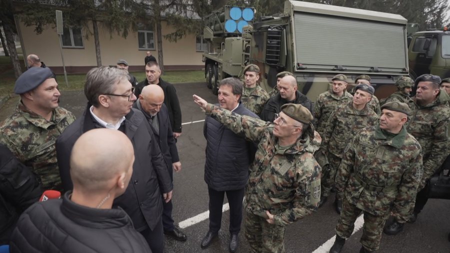 Vuçiç shkon në bazën ushtarake serbe pranë kufirit  Më të fortë se kur do hynim në Kosovë