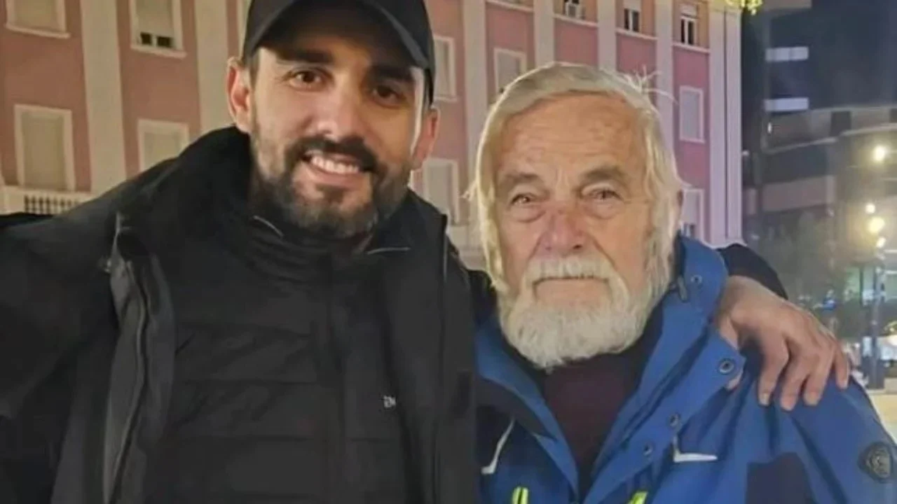 Viktor Zhusti i rikthehet fotos me Adriatik Lapajn  Më thanë  i pafytyrë  pa dinjitet dhe Sorosian   Përgjigje për  