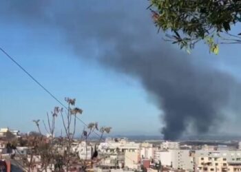 VIDEO/ Durrës, zjarri përfshin disa autobusë të vjetër, tymi i zi mbulon zonën