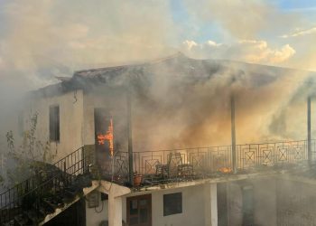 VIDEO- Flakët përfshijnë një shtëpi 2-katëshe në Gramsh, shkrumbohet banesa