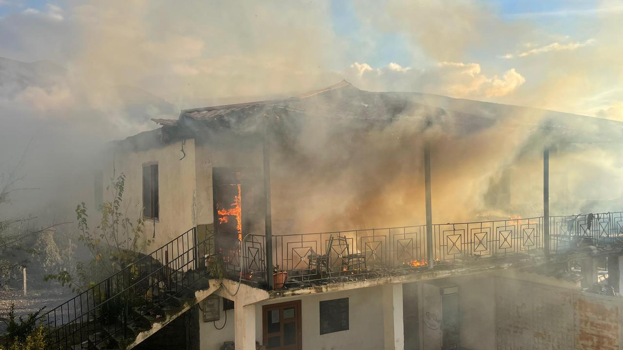 VIDEO  Flakët përfshijnë një shtëpi 2 katëshe në Gramsh  shkrumbohet banesa