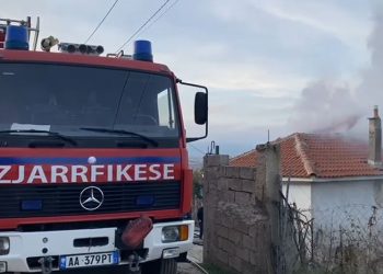 VIDEO-Shtëpia përfshihet nga flakët në Pogradec, ndodhej afër banesave të tjera. Dyshohet..