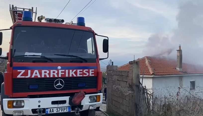 VIDEO Shtëpia përfshihet nga flakët në Pogradec  ndodhej afër banesave të tjera  Dyshohet  