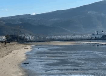 Pamje e rrallë e bregdetit/ Zbatica zbulon rërën në plazhin e vjetër në Vlorë dhe Zvërnec