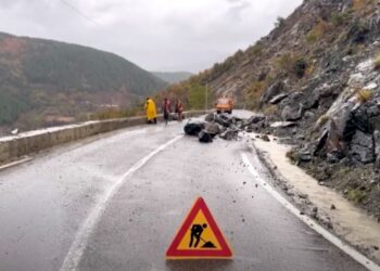 Problematika në aksin Tepelenë–Gjirokastër, reshjet e shiut dhe erërat e forta shkaktojnë rënie gurësh