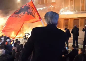Tensione në protestën e opozitës, hidhen molotovë drejt Kryeministrisë! Berisha tund flamurin kuqezi