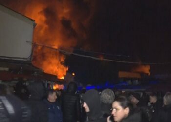 “Flakët po përpijnë gjithçka”, zjarri tek 5 Maji kthehet në makth: Dëmet, miliona euro…