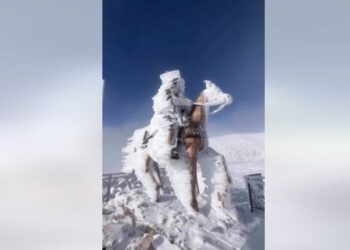 Tyrbja e Abaz Aliut mbulohet nga bora, pamjet magjepsëse nga Mali i Tomorrit