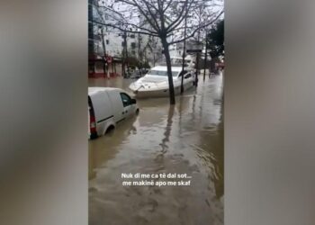 VIDEOJA me Inteligjencë Artificiale bëhet virale/ “Bashkia e Durrësit mundëson xhiro me skaf në rrugët e përmbytura!”