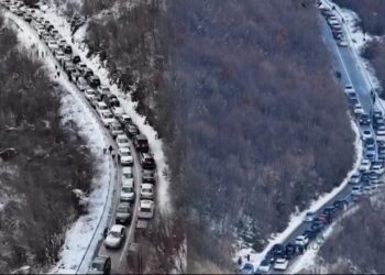 25 kilometra trafik/ Pamje me dron nga qarkullimi i bllokuar në rrugët e Dajtit të zbardhur nga dëbora