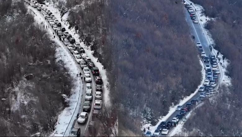25 kilometra trafik  Pamje me dron nga qarkullimi i bllokuar në rrugët e Dajtit të zbardhur nga dëbora