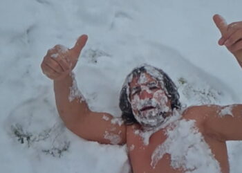 VIDEO / “Tarzani” i Dibrës zhytet live në dëborë në temperaturë -8 gradë