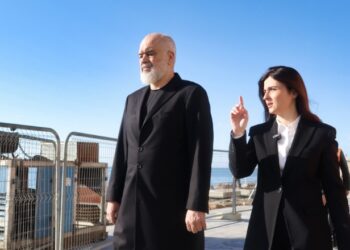 Pas takimit me kryebashkiakët, Rama inspekton punimet në shëtitoren “Taulantia” dhe godinën e parkimit të ri publik