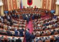 LIVE-Sesioni i ri parlamentar nis me tensione, opozita “pushton” foltoren e Kuvendit