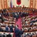 Sesioni i ri parlamentar nis me tensione, opozita “pushton” foltoren e Kuvendit
