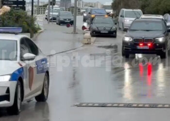 FOTOLAJM / Dhëndri i Donald Trump mbërrin në Vlorë, takim me një studio arkitekturore për Sazanin