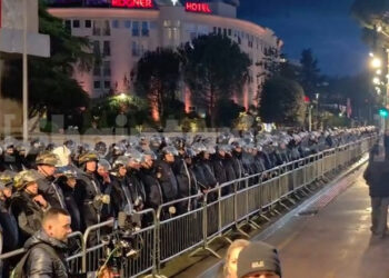 Militantët e PD fillojnë të mblidhen në protestën e Berishës, kordon i dyfishtë policie para Kryeministrisë
