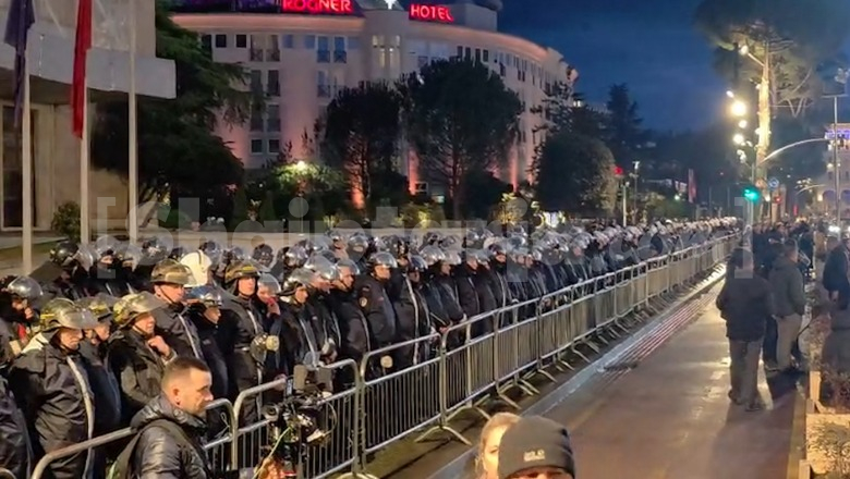 Militantët e PD fillojnë të mblidhen në protestën e Berishës  kordon i dyfishtë policie para Kryeministrisë
