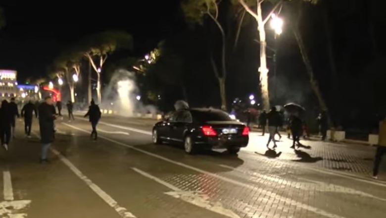 Protesta e opozitës zhvendoset drejt Kuvendit  ndërsa Berisha i hipën makinës dhe largohet