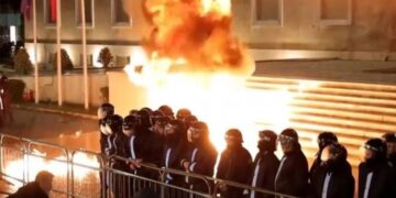 “Trazira gjatë demonstratës”/ Mediat e huaja pasqyrojnë protestën e PD: U hodh molotov drejt Parlamentit