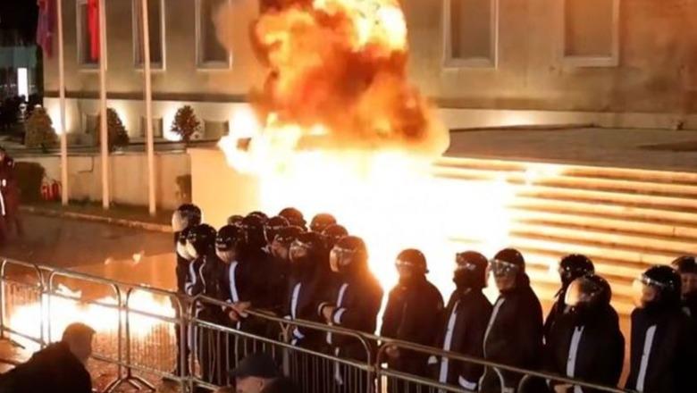  Trazira gjatë demonstratës   Mediat e huaja pasqyrojnë protestën e PD  U hodh molotov drejt Parlamentit