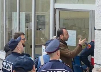 VIDEOLAJM/Me fjalor ofendues, Klevis Balliu ‘mësyn’ në Gjykatën e Tiranës: S’e rr*aj unë!