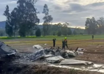Rrëzohet aeroplani pas ngritjes nga pista, gjashtë viktima, mes tyre edhe këngëtari i njohur