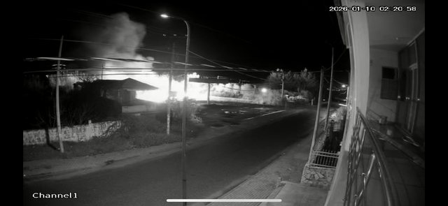 Lokali shkrumbohet nga flakët në Durrës  dyshohet për zjarrvënie të qëllimshme  Çfarë u pa në kamerat e sigurisë