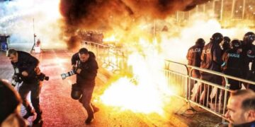 “Molotovi, armë vdekjeprurëse! Të futet në Kodin Penal”, Erjon Braçe reagon për protestën e opozitës