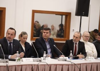 Tryeza e opozitës/ Hasimja ia thotë në sy Berishës: S’keni besueshmëri, bashkëpunoni me PS-në në kurriz të partive të vogla