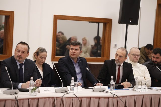  Ditën me aleatët  natën me Ramën   Hasimja kritika PD së  Rrezikon izolimin  Nuk është gati për sakrifica reale