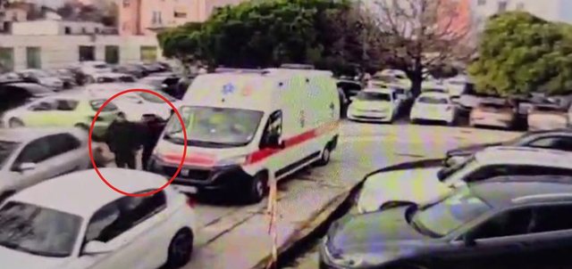 Arratisja e Altin Ndocit  Pamjet ekskluzive tregojnë si i paraburgosuri zbret pa pranga nga ambulanca në oborrin e Spitalit të Durrësit