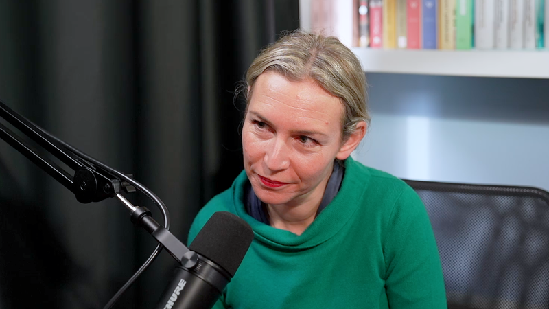 Kriza e politikës shqiptare  Lea Ypi zbërthen paradokset e tranzicionit shqiptar nga trashëgimia komuniste te kurthi neoliberal