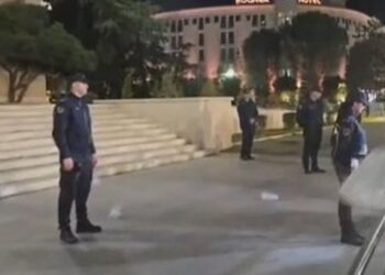 Tensionohet situata në protestën e “Shqipëria Bëhet” para Kryeministrisë, hidhet miell drejt policëve (FOTO+VIDEO))