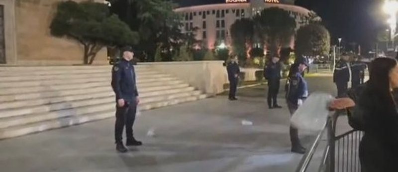 Tensionohet situata në protestën e  Shqipëria Bëhet  para Kryeministrisë  hidhet miell drejt policëve  FOTO VIDEO  