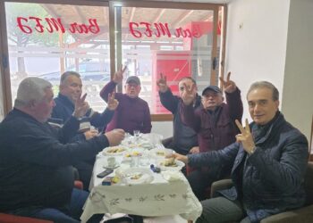 FOTOLAJM/ Meze e raki para se të nisen për protestë, deputeti Luan Baçi ndan foton me 5 demokratë