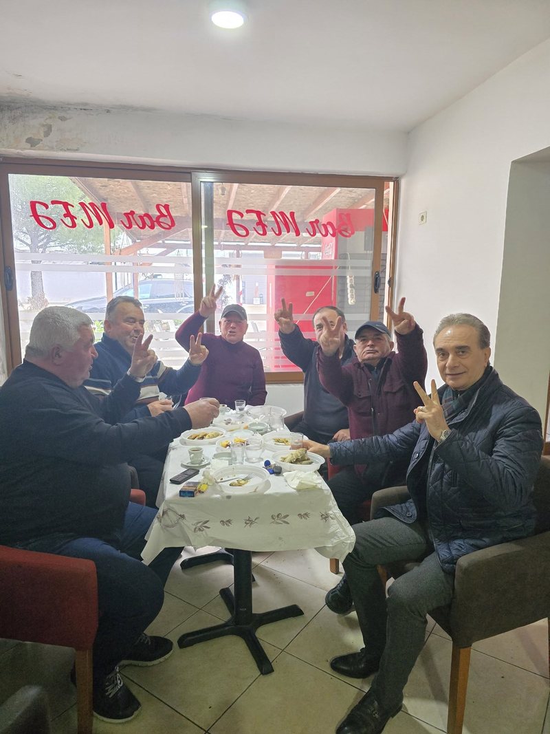 FOTOLAJM  Meze e raki para se të nisen për protestë  deputeti Luan Baçi ndan foton me 5 demokratë