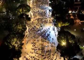 Pjesëmarrje modeste në bulevard! Dalin pamjet nga protesta e opozitës para Kryeministrisë (VIDEO)