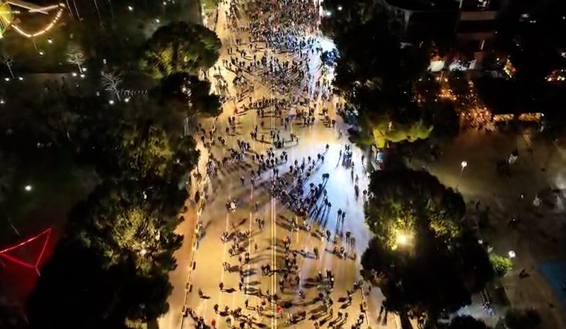 Pjesëmarrje modeste në bulevard  Dalin pamjet nga protesta e opozitës para Kryeministrisë  VIDEO 