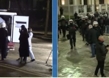 Bidonë me ujë dhe çadra drejt policisë, protestuesit sulmojnë efektivët. Tentojnë të futen brenda Kuvendit