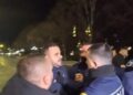 “Mos i prekni çunat! Jeni plehra”, deputeti demokrat përplaset me policët gjatë shoqërimit të protestuesve
