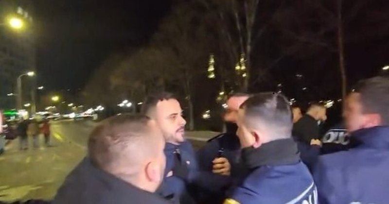  Mos i prekni çunat  Jeni plehra   deputeti demokrat përplaset me policët gjatë shoqërimit të protestuesve