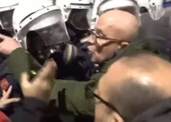 FOTOLAJM/ Deputeti me kobure përplaset me policët që ndiqnin protestuesit në rrugët e Tiranës