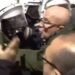 FOTOLAJM/ Deputeti me kobure përplaset me policët që ndiqnin protestuesit në rrugët e Tiranës