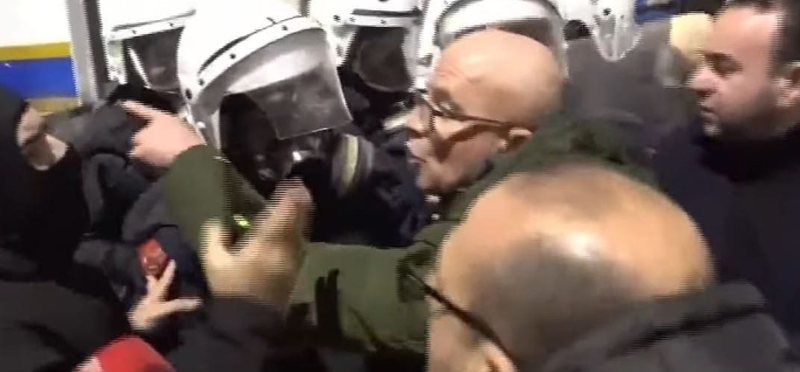 FOTOLAJM  Deputeti me kobure përplaset me policët që ndiqnin protestuesit në rrugët e Tiranës