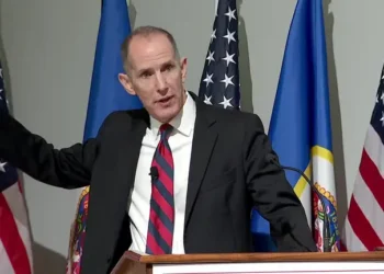 Kandidati republikan tërhiqet nga gara për Guvernator, akuzon Trump për hakmarrje ndaj qytetarëve